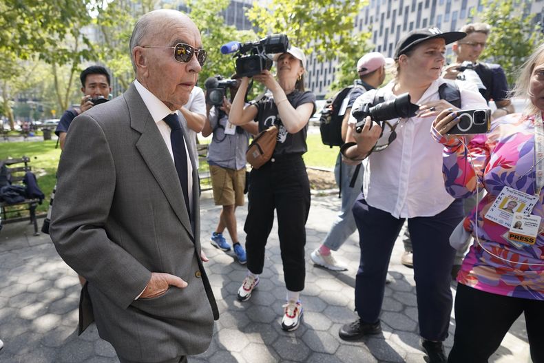 El multimillonario británico Joe Lewis (izquierda) al salir de la corte federal de Manhattan, el miércoles 26 de julio de 2023, en Nueva York. (AP Foto/Mary Altaffer)