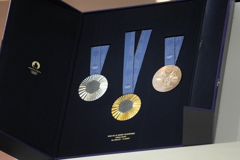 ARCHIVO - Las medallas de los Juegos Olímpicos de París 2024 se exhiben en la sede de los Juegos Olímpicos de París en Saint-Denis, en las afueras de París, el 8 de febrero de 2024. (AP Foto/Thibault Camus, Archivo)