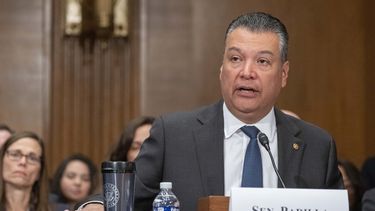 ARCHIVO - El senador demócrata Alex Padilla habla en una audiencia en el Congreso, en Washington, el 20 de abril de 2023. (AP Foto/Alex Brandon, File)