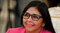 ARCHIVO - La vicepresidenta de Venezuela, Delcy Rodríguez, participa en conversaciones con el ministro de Relaciones Exteriores de Rusia en Moscú, el 1 de marzo de 2019. (Foto AP/Pavel Golovkin, Archivo)