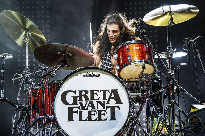ARCHIVO - Daniel Wagner de Greta Van Fleet durante su presentación en el Festival Musical Bunbury el 1 de junio de 2019, en Cincinnati. El tercer álbum de Greta Van Fleet, Starcatcher, será lanzado el viernes. (Foto Amy Harris/Invision/AP, archivo)