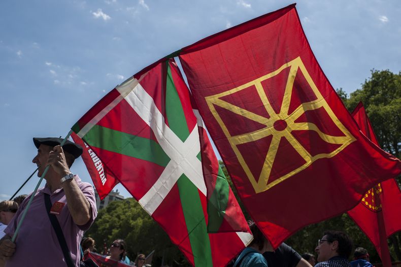 Una persona ondea las banderas del Pa&iacute;s Vasco y Navarra durante una manifestaci&oacute;n por el &ldquo;Derecho a Decidir&rdquo; sobre la independencia de la regi&oacute;n en el norte de Esta&ntilde;a, el domingo 8 de junio de 2014. (Foto AP/Alvaro