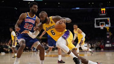 James anota 56 puntos; Lakers vencen a Warriors