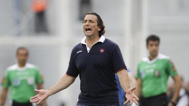americateve | La fotograf&iacute;a del domingo 15 de diciembre de 2013 muestra a Juan Antonio Pizzi, t&eacute;cnico de San Lorenzo, durante el partido en que su equipo se coron&oacute; campe&oacute;n del Inicial argentino. Pizzi dejar&aacute; las riendas del club favor