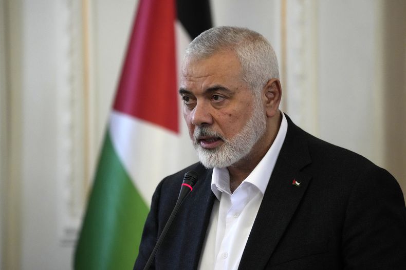 ARCHIVO - El dirigente de Hamás, Ismail Haniyeh, habla durante una conferencia de prensa tras su reunión con el ministro de Asuntos Exteriores de Irán, Hossein Amirabdollahian, en Irán, el 26 de marzo de 2024. (AP Foto/Vahid Salemi, Archivo)