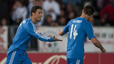 americateve | El jugador de Real Madrid, Cristiano Ronaldo, izquierda, festeja con su compa&ntilde;ero Xabi Alonso tras anotar un gol contra el Almer&iacute;a en la liga espa&ntilde;ola el s&aacute;bado, 23 de noviembre de 2013, en Almer&iacute;a, Espa&ntilde;a. Cristi