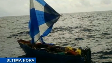 americateve | Un grupo de balseros cubanos fueron interceptados por la Guardia Costera cerca de los Cayos de la Florida.