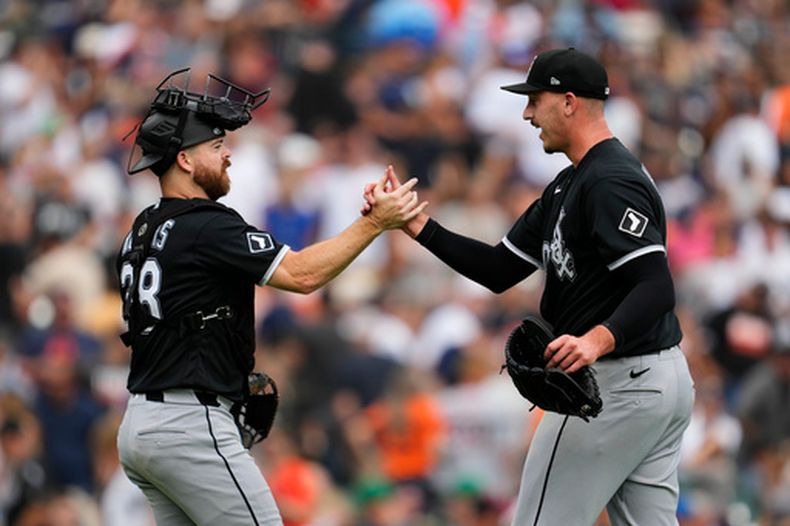 El catcher de los Medias Blancas de Chicago Jake Rogers celebra con el pitcher Bryan Hudson tras el out final en el juego ante los Tigres de Detroit el sábado 15 de agosto del 2026. (AP Foto/Paul Sancya)