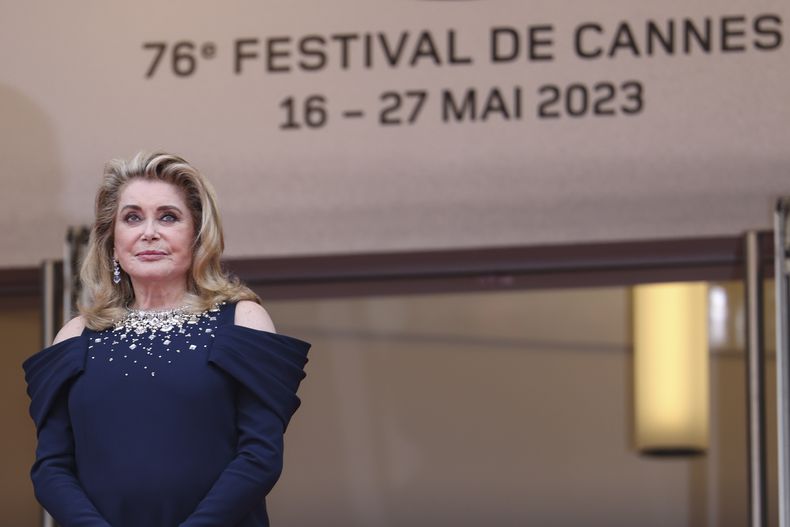 Catherine Deneuve posa a su llegada a la ceremonia de apertura y al estreno de la película Jeanne du Barry en la 76a edición del festival internacional de cine de Cannes, en el sur de Francia, el martes 16 de mayo de 2023. (Foto Vianney Le Caer/Invision/AP)