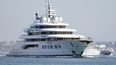 ARCHIVO – El superyate Amadea navega hacia la bahía de San Diego el 27 de junio de 2022, visto desde Coronado, California. (AP Foto/Gregory Bull, Archivo)