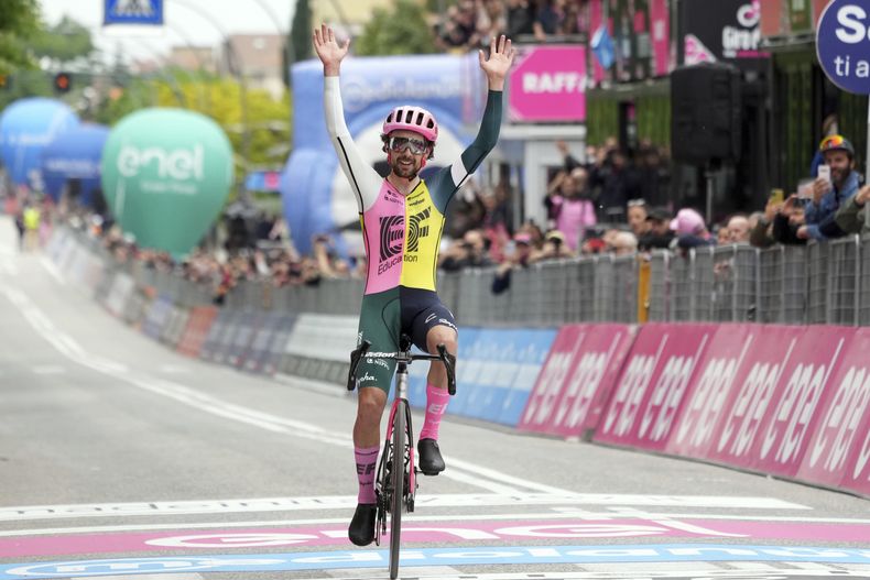 El irlandés Ben Healy celebra tras ganar la octava etapa del Giro de Italia entre Terni y Fossombrone el sábado 13 de mayo del 2023. (Gian Mattia DAlberto/LaPresse via AP)