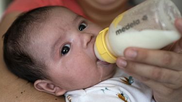 Biden se reúne con fabricantes de leche infantil por escasez