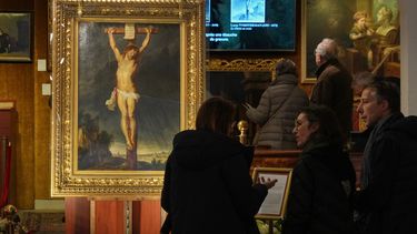 La pintura del maestro barroco Peter Paul Rubens La Crucifixión de Jesucristo, que permaneció oculta durante más de cuatro siglos, en la casa de subastas Osenat, el 30 de noviembre de 2025, en Versalles, Francia. (AP Foto/Michel Euler)