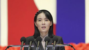 ARCHIVO - Esta fotografía facilitada por el gobierno norcoreano muestra a Kim Yo Jong, hermana del gobernante norcoreano Kim Jong Un, al pronunciar un discurso el 10 de agosto de 2022 durante una reunión nacional contra el coronavirus en Pyongyang, Corea del Norte. (Agencia Central de Noticias de Corea/Korea News Service vía AP, archivo)