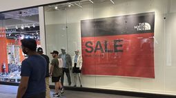 Unas personas pasan frente a un cartel que anuncia ofertas en un centro comercial el miércoles 11 de septiembre de 2024 en Lakewood, Colorado. (Foto AP/David Zalubowski, Archivo)
