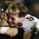 ARCHIVO - El quarterback de los Saints de Nueva Orleans, Drew Brees (9), abraza al entrenador en jefe Sean Payton después de que los Saints ganaran el Super Bowl XLIV de la NFL en Miami, el 7 de febrero de 2010. (Foto AP/Chuck Burton, Archivo)