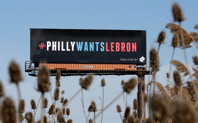 ARCHIVO - Uno de los tres carteles que buscaban convencer a LeBron James firmar con los 76ers de Filadelfia, el 27 de febrero de 2018, en Cleveland. (AP Foto/Tony Dejak)