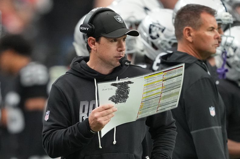 El entrenador en jefe de los Raiders de Las Vegas, Klint Kubiak, observa desde la banda durante la primera mitad de un partido de fútbol americano de la NFL contra los Chiefs de Kansas City en Las Vegas, el 4 de octubre de 2026. (Foto AP/Rick Scuteri)