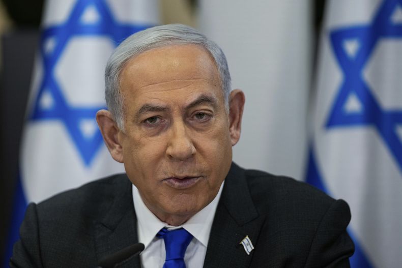 ARCHIVO - El primer ministro israelí Benjamin Netanyahu preside una reunión de su Gabinete en la base militar Kirya, donde se encuentra la sede del Ministerio de Defensa de Israel, en Tel Aviv, el domingo 24 de diciembre de 2023. (AP Foto/Ohad Zwigenberg, Pool, archivo)