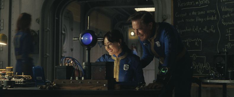 En esta imagen proporcionada por Prime Video, Ella Purnell, izquierda, y Kyle MacLachlan en una escena de Fallout. (Prime Video via AP)