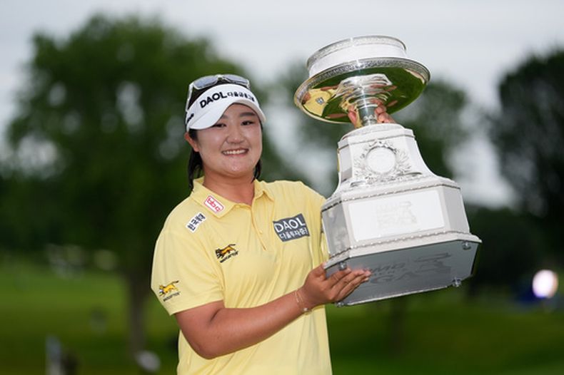 Haeran Ryu, de Corea del Sur, posa con el trofeo tras ganar el Campeonato Femenino de la PGA en el Hazeltine National Golf Club, el domingo 28 de junio de 2026, en Chaska, Minnesota. (Foto AP/Chris Carlson)