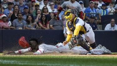 Elly De La Cruz de los Rojos de Cincinnati se roba el plato frente al cátcher de los Cerveceros de Milwaukee el venezolano William Contreras en la séptima entrada del juego del sábado 8 de julio del 2023. (AP Foto/Morry Gash)