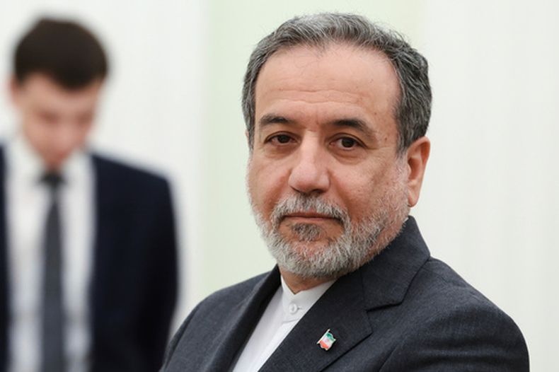 ARCHIVO - El ministro iraní de Exteriores, Abbas Araghchi, se ve de pie esperando al presidente de Rusia, Vladímir Putin, para reuniones en el Kremlin en Moscú, Rusia, el 23 de junio de 2025. (Alexander Kazakov/Sputnik, Kremlin Pool Foto via AP, Archivo)