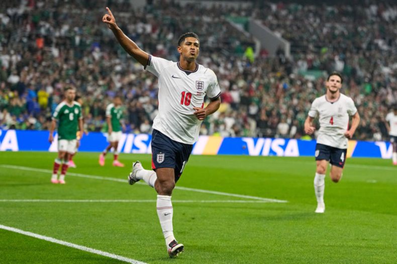 Jude Bellingham, de Inglaterra, festeja tras marcar el primer tanto de su conjunto ante México en el partido de octavos de final realizado el domingo 5 de julio de 2026 (AP Foto/Natacha Pisarenko)