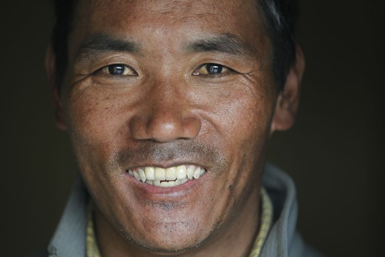 En esta imagen de archivo, el veterano shepa nepalí Kami Rita, de 48 años, posa para una fotografía en su casa en Katmandú, Nepal, el 26 de mayo de 2018. (AP Foto/Niranjan Shrestha, archivo)