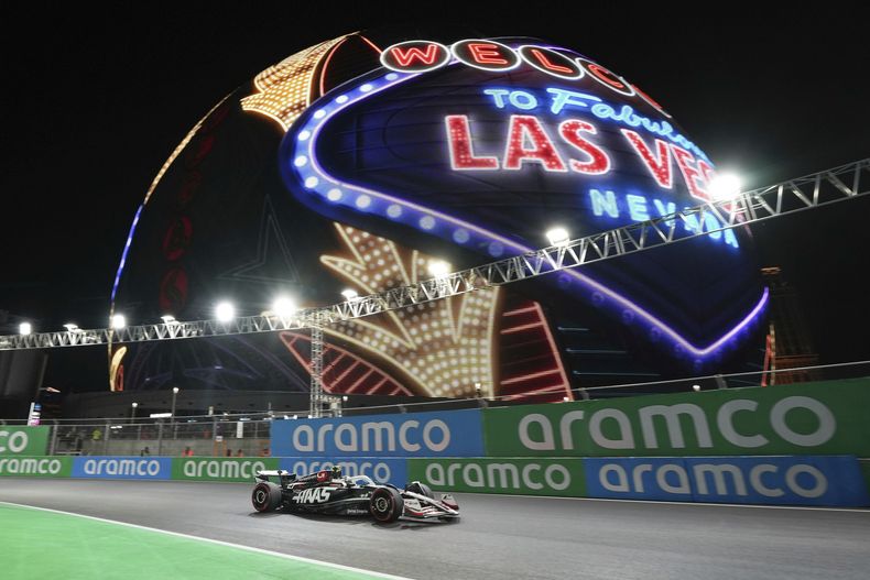 ARCHIVO - El piloto de Haas, Nico Hulkenberg, de Alemania, da una vuelta de calentamiento durante el Gran Premio de F1 de Las Vegas, el sábado 23 de noviembre de 2024, en Las Vegas. (Foto AP/Rick Scuteri, Archivo)