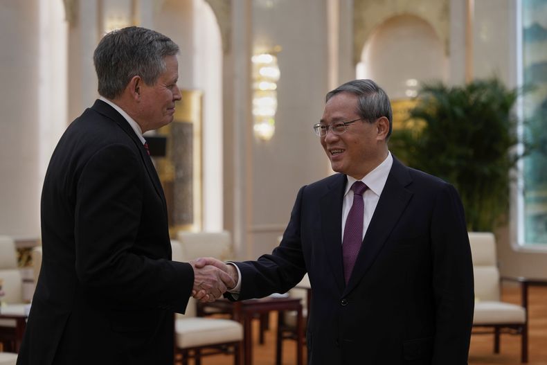 El primer ministro chino Li Qiang (der) con el senador estadounidense Steve Daines en Beijing, China, el 23 de marzo del 2025. (Foto AP/Ng Han Guan, Pool)