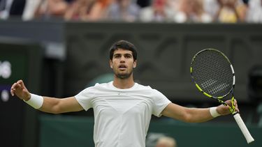 El español Carlos Alcaraz celebra su triunfo ante el chileno Nicolás Jarry en el sexto día del torneo de Wimbledon, el sábado 8 de julio de 2023, en Londres. (AP Foto/Alastair Grant)