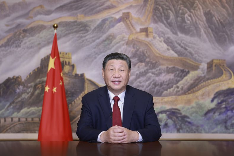 En esta fotografía proporcionada por la agencia de noticias Xinhua, el presidente chino Xi Jinping pronuncia un mensaje de Año Nuevo, el martes 31 de diciembre de 2024, en Beijing. (Ju Peng/Xinhua vía AP)