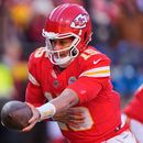 ARCHIVO - Patrick Mahomes, quarterback de los Chiefs de Kansas City, entrega el balón durante un partido de la NFL en contra de los Chargers de Los Ángeles, el 14 de diciembre de 2025, en Kansas City, Missouri. (AP Foto/Charlie Riedel, Archivo)