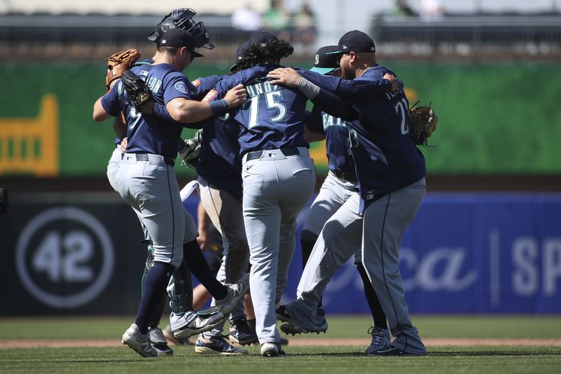 Jugadores de los Marineros de Seattle celebran su victoria sobre los Atléticos en el juego de béisbol de Grandes Ligas, el miércoles 7 de mayo de 2025, en West Sacramento, California. (AP Foto/Scott Marshall)