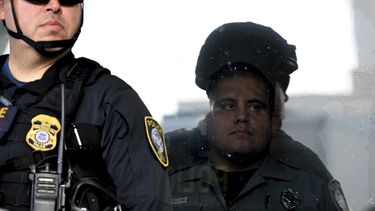 Un agente del Departamento de Seguridad Nacional resguarda el Edificio Federal Robert Young durante una marcha, el 18 de junio de 2025, en Los Ángeles. (AP Foto/Wally Skalij, Archivo)