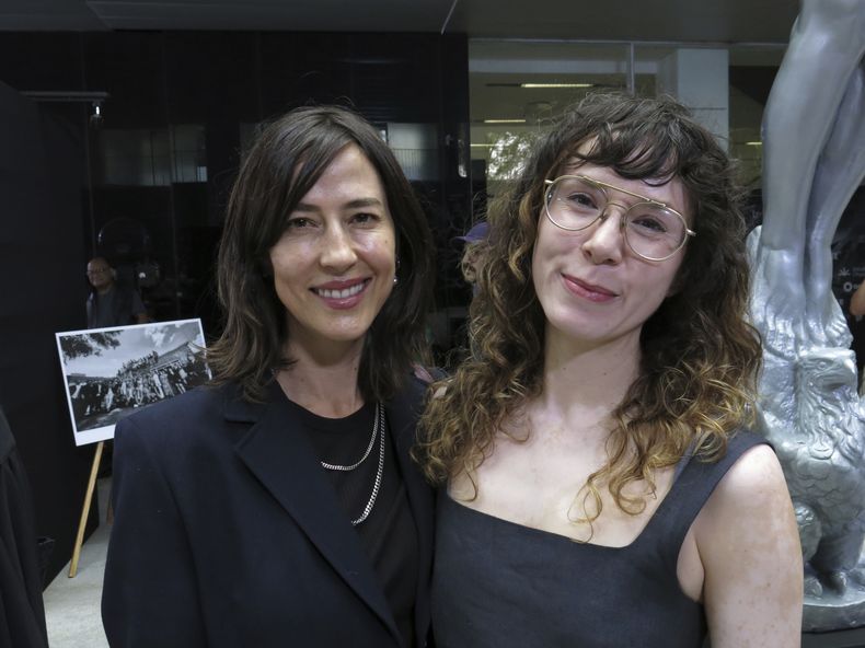 La directora Natalia López Gallardo, de la película Manto de gemas, izquierda, y la directora Natalia Beristain, de la película Ruido, posan en el almuerzo de nominados de la 65a edición del Premio Ariel de la Academia Mexicana de Artes y Ciencias Cinematográficas en la Ciudad de México el 3 de agosto de 2023. (Foto AP/Berenice Bautista)