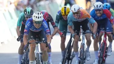 El belga Jasper Philipsen (izquierda) en el sprint final de la 17ma etapa del Tour de Francia, el miércoles 22 de julio de 2026, en Voiron, Francia. (AP Foto/Thibault Camus)