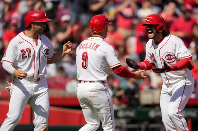 Eugenio Suárez (28), de los Rojos de Cincinnati, celebra con Matt McLain (9) y Sal Stewart (27) tras conectar un jonrón de tres carreras durante la sexta entrada de un partido de béisbol contra los Medias Rojas de Boston en Cincinnati, el domingo 29 de marzo de 2026. (Foto AP/Carolyn Kaster)