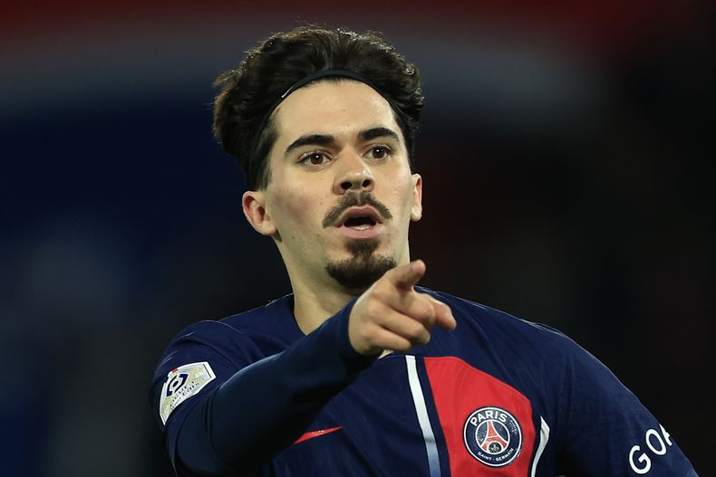 El portugués Vitinha festeja luego de anotar el tercer tanto del París Saint-Germain ante el Montpellier, el viernes 3 de octubre de 2023 (AP Foto/Aurelien Morissard)