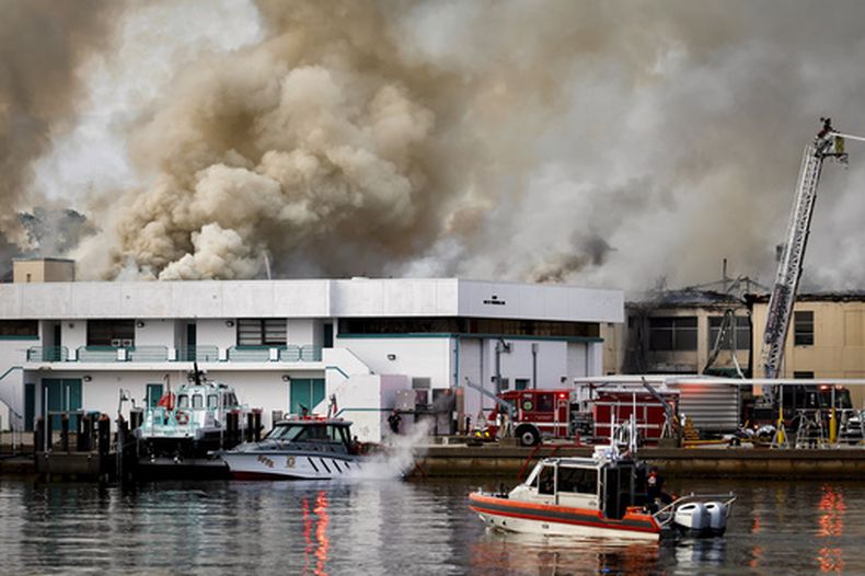 Los servicios de emergencia trabajan para extinguir un incendio en el campus de la Universidad del Sur de Florida el sábado 2 de mayo de 2026, en Saint Petersburg, Florida. (Luis Santana/Tampa Bay Times vía AP)