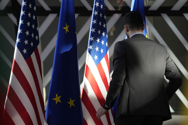 Banderas de Estados Unidos y la Unión Europea en un evento en Bruselas el 4 de abril de 2023. (Foto AP /Virginia Mayo)