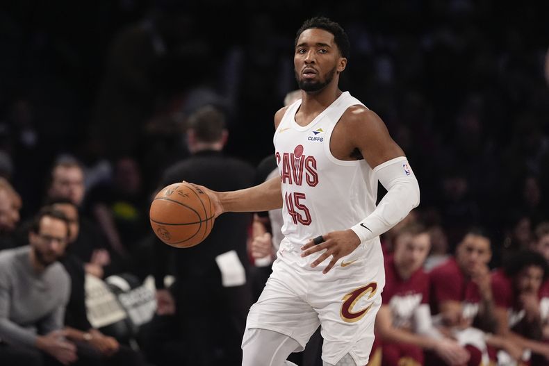 Donovan Mitchell, de los Cavaliers de Cleveland, busca enviar un pase en el encuentro del jueves 20 de febrero de 2025, ante los Nets de Brooklyn (AP Foto/Frank Franklin II)