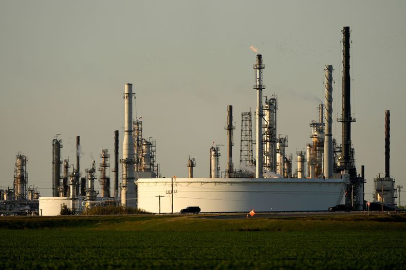ARCHIVO – un automóvil pasa frente a la refinería de petróleo CHS, el 28 de septiembre de 2024, en McPherson, Kansas. (AP Foto/Charlie Riedel, Archivo)
