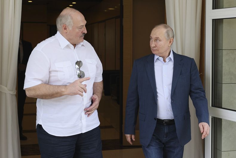 ARCHIVO - El presidente ruso Vladímir Putin, derecha, y su colega bielorruso Alexander Lukashenko hablan durante su encuentro en Sochi, Rusia, 9 de junio de 2023. (Gavriil Grigorov, Sputnik, Kremlin Pool Photo via AP, File)