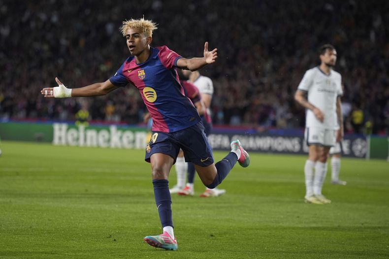 Lamine Yamal, del Barcelona, festeja tras anotar ante el Inter en la ida de las semifinales de la Liga de Campeones, el miércoles 30 de abril de 2025 (AP Foto/Emilio Morenatti)