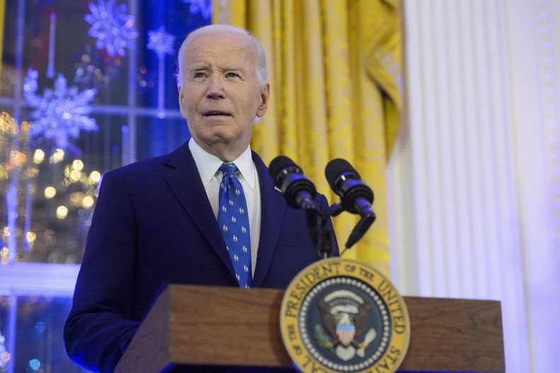 ARCHIVO - El presidente Joe Biden habla durante una recepción de Hanukkah en la Sala Este de la Casa Blanca en Washington, el 16 de diciembre de 2024. (AP foto/Rod Lamkey, Jr., archivo)