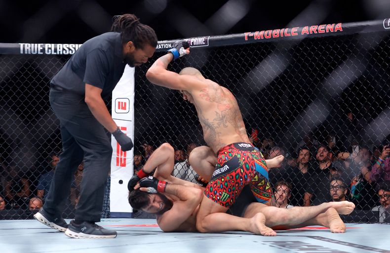 El brasileño Alex Pereira golpea a Magomed Ankalaev, durante la función UFC 320, el sábado 4 de octubre de 2025, en Las Vegas (Steve Marcus/Las Vegas Sun via AP)
