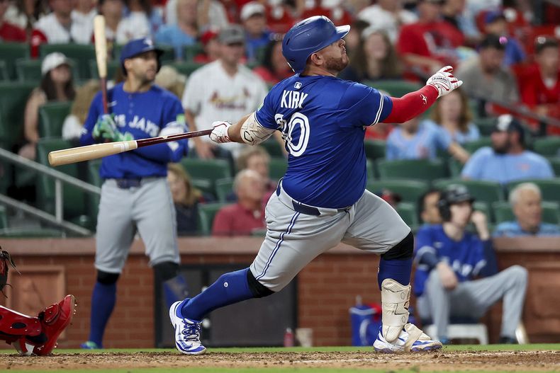 Alejandro Kirk, de los Azulejos de Toronto, conecta un doble impulsor durante la décima entrada de un juego de béisbol contra los Cardenales de San Luis, el lunes 9 de junio de 2025, en San Luis. (Foto AP/Scott Kane)