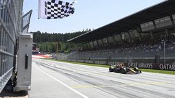 El piloto holandés de Red Bull Max Verstappen cruza la línea de meta en el primer lugar tras el sprint del Gran Premio de Austria el sábado 29 de junio del 2024. (AP Foto/Christian Bruna, Pool)